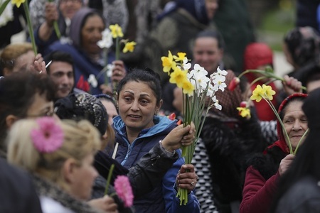Aproximativ 150 de florari protestează în Piaţa Universităţii, nemulţumiţi că primăriile din Capitală nu le mai eliberează autorizaţii de funcţionare