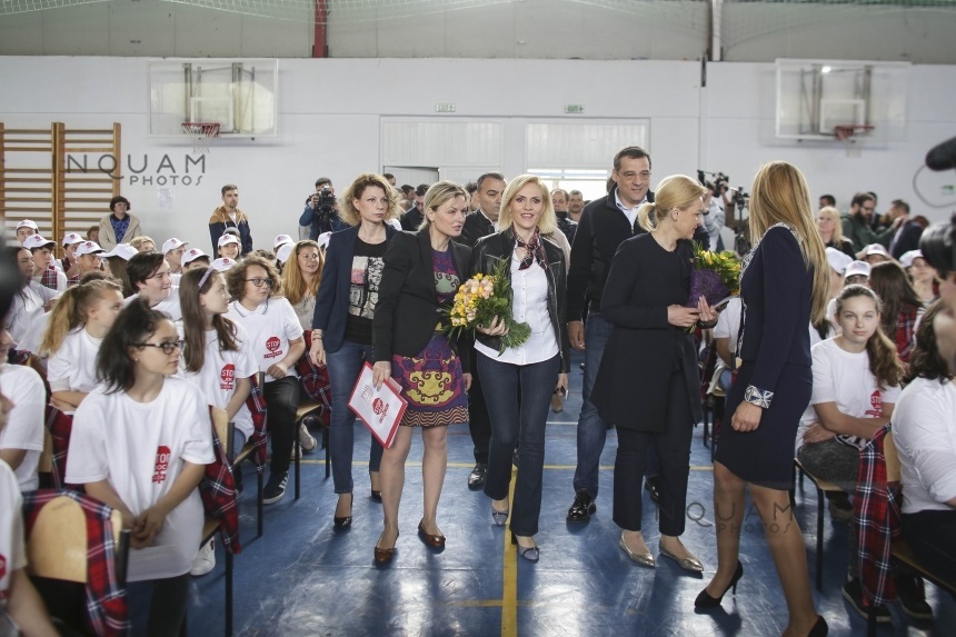 Gabriela Firea şi Carmen Dan au lansat în şcoli campania "Stop joc! E viaţa ta!” împotriva jocului "Balena Albastră”. Firea: Trebuie să prevenim, nu să venim cu măsuri după ce s-a întâmplat o dramă - VIDEO