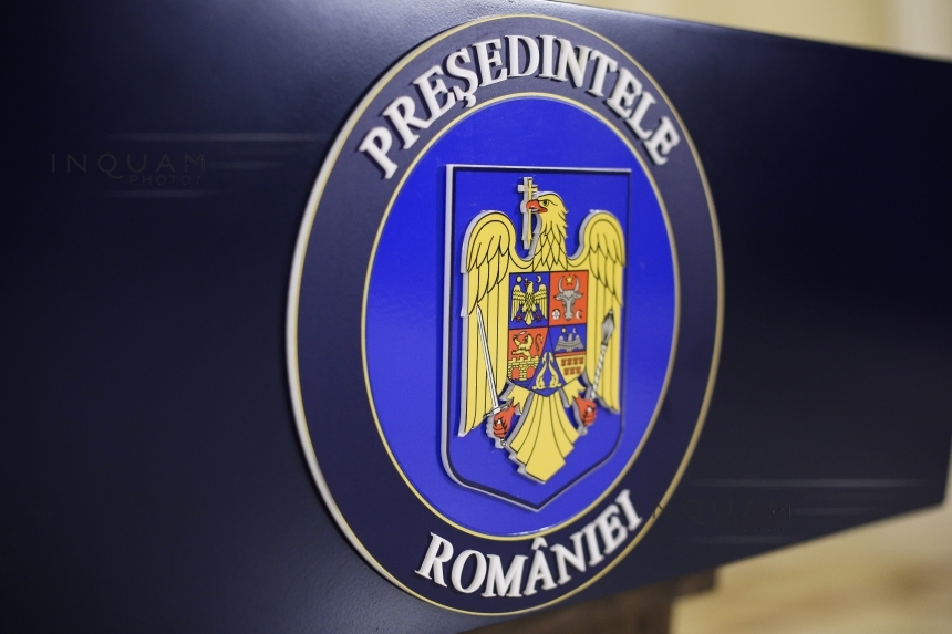 Iohannis a decorat Centrul PEN România şi pe dirijorul Corului de copii "Vlăstarele Orăştiei"