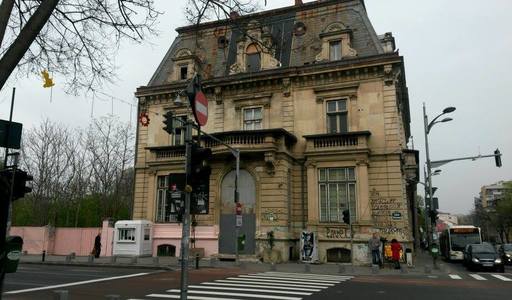 Firea, după ce două clădiri din centrul Capitalei au fost văruite în alb şi roz: Poliţia locală îi va sancţiona pe cei vinovaţi 