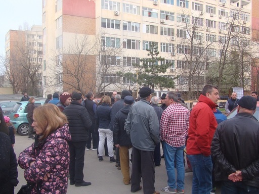 Constanţa: Peste 50 de oameni au protestat din nou faţă de construirea unei biserici între blocuri - FOTO