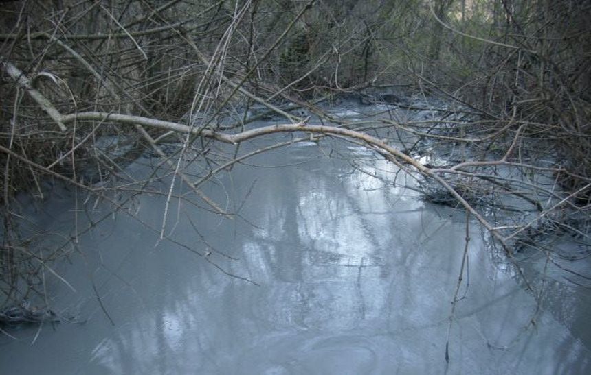 Alba: Primele analize făcute în cazul poluării cu steril a râului Arieş arată că nu au fost deversate substanţe chimice periculoase