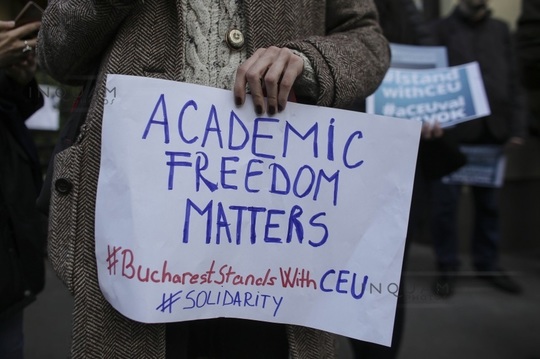 Miting de susţinere a Universităţii Central-Europene din Budapesta, în faţa Ambasadei Ungariei la Bucureşti/Foto: Octav Ganea, Inquam Photos