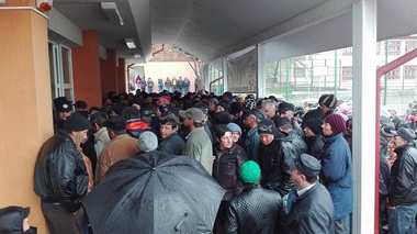 Vaslui: Aglomeraţie la Bursa locurilor de muncă, sute de persoane vrând să vadă ofertele. Jandarmeria a fost nevoită să suplimenteze numărul forţelor de ordine de la intrare - FOTO