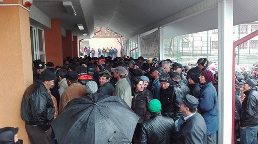 Vaslui: Aglomeraţie la Bursa locurilor de muncă, sute de persoane vrând să vadă ofertele. Jandarmeria a fost nevoită să suplimenteze numărul forţelor de ordine de la intrare - FOTO