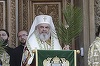 Mii de credincioşi şi preoţi, purtând în mâini ramuri de salcie sau finic, au participat la procesiunea de Florii din Capitală. FOTO
