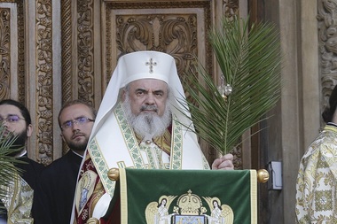 Mii de credincioşi şi preoţi, purtând în mâini ramuri de salcie sau finic, au participat la procesiunea de Florii din Capitală. FOTO
