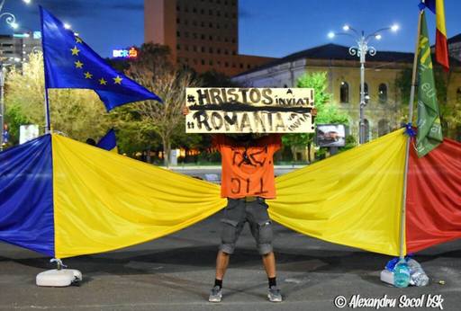 Zeci de oameni au petrecut noaptea de Înviere în Piaţa Victoriei din Capitală  "În noaptea de Înviere noi continuăm a cere demisia!”