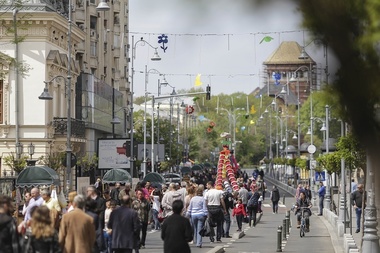 Evenimentul ”La pas pe Calea Victoriei”, închis luni din cauza vremii; în două zile, 60.000 de oameni au fost pe şoseaua pietonală. FOTO. VIDEO