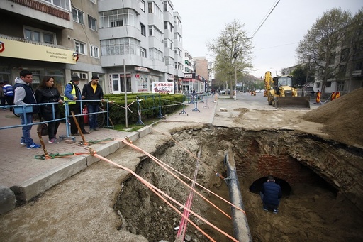 Muncitorii ADP Râmnicu Sărat au început să astupe cu nisip groapa dintr-o parcare sub care se află o pivniţă din secolul XVIII - FOTO