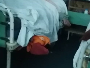 Galaţi: O femeie reclamă că bunica sa nu a primit la timp un calmant şi a fost legată de pat cu pijamale vechi la Spitalul Judeţean - FOTO