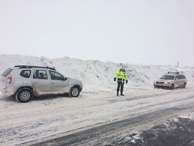 Turiştii care au apucat să treacă la cauciucurile de vară pot scăpa de amendă dacă sunt surprinşi pe drumuri cu zăpadă