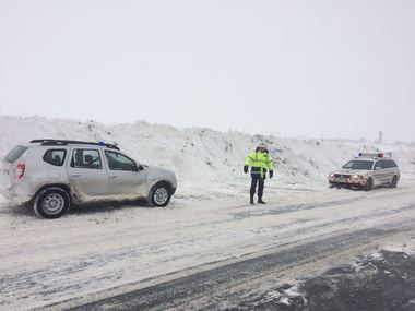 Vaslui: Autocar cu zeci de pasageri, înzăpezit între Vama Albiţa şi Huşi, unde s-a răsturnat şi o cisternă