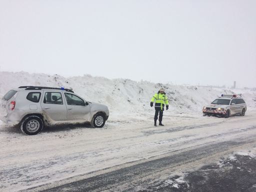 Vaslui: Autocar cu zeci de pasageri, înzăpezit între Vama Albiţa şi Huşi, unde s-a răsturnat şi o cisternă