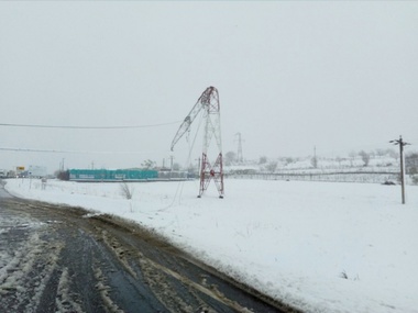 Vaslui: 43 de localităţi, fără curent de mai bine de 48 de ore. Peste 380 de stâlpi din reţeaua electrică au fost găsiţi rupţi