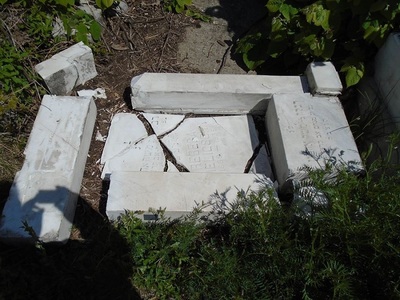 Zece monumente funerare din Cimitirul evreiesc au fost vandalizate. Ambasada Israelului îşi exprimă "mâhnirea şi revolta cu privire la actul brutal antisemit"