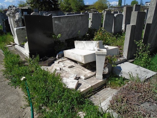 Monumente funerare vandalizate în Cimitirul Evreiesc (Foto: Sorin Vexler)