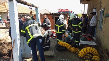 Pompierii au sistat săpăturile în jurul puţului unde a căzut un copil de doi ani şi încearcă să îl scoată cu un aparat special folosit pentru spaţii înguste