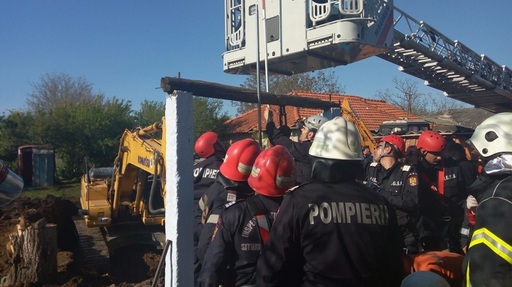 Teleorman: Peste 40 de pompieri intervin, de aproape opt ore, pentru salvarea copilului de doi ani căzut într-un puţ; în zonă urmează să ajungă un camion cu materiale pentru consolidarea malurilor de pământ - FOTO/ VIDEO