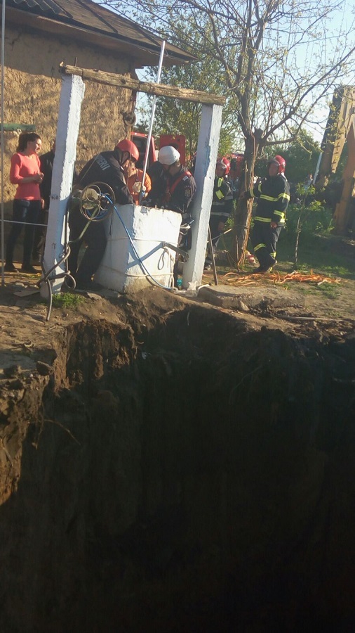 ISU Teleorman: Salvatorii îl văd pe copilul de doi ani căzut într-un puţ mişcând şi au auzit ”sunete ce par a exprima durerea”