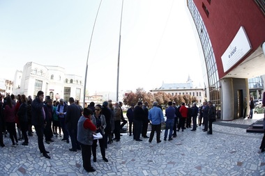 Peste o sută de angajaţi de la Administraţia Finanţele Publice Buzău au protestat spontan faţă de Legea salarizării - FOTO