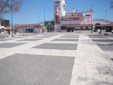 REPORTAJ: Mamaia - Ultimele pregătiri pentru 1 Mai: sunt aranjate terasele, măturate aleile, strânse gunoaiele, plantaţi palmieri şi flori