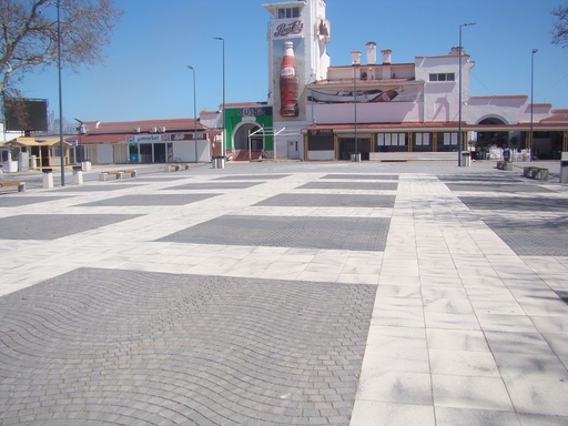 REPORTAJ: Mamaia - Ultimele pregătiri pentru 1 Mai: sunt aranjate terasele, măturate aleile, strânse gunoaiele, plantaţi palmieri şi flori