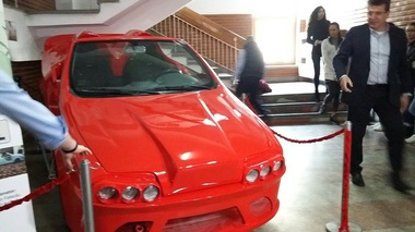 Galaţi: Cinci studenţi au făcut un autoturism nou dintr-o maşină avariată într-un accident, caroseria fiind din fibră de sticlă