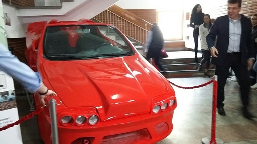 Galaţi: Cinci studenţi au făcut un autoturism nou dintr-o maşină avariată într-un accident, caroseria fiind din fibră de sticlă