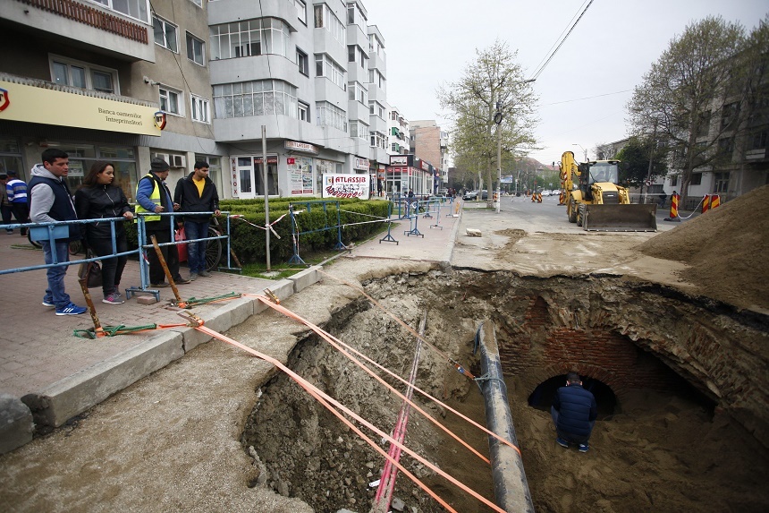 Groapa formată într-o parcare din Râmnicu Sărat, astupată temporar cu nisip, traficul în zonă, pe DN 2, fiind redeschis