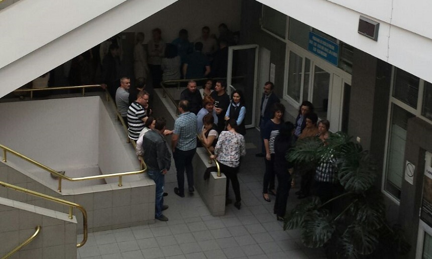 Arad: Protest spontan la Administraţia Finanţelor, din cauza proiectului legii salarizării, ghişeele fiind închise o oră