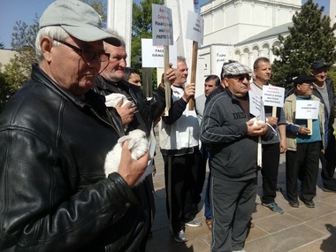 Protest cu iepuri al crescătorilor de păsări şi animale mici, în faţa Prefecturii din Galaţi - FOTO
