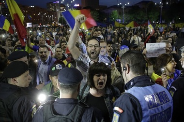 Aproximativ 1000 de persoane au protestat în Piaţa Victoriei faţă de modificările la legea graţierii. Oamenii au scandat "Nu scăpaţi!" şi "DNA, să vină să vă ia!". 
