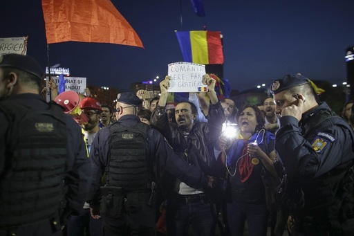 Aproximativ 1.000 de persoane protestează în Piaţa Victoriei. Circulaţia a fost blocată în faţa Guvernului