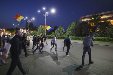 Protestatarii din faţa Guvernului au început să plece. Circulaţia a fost reluată în Piaţa Victoriei
