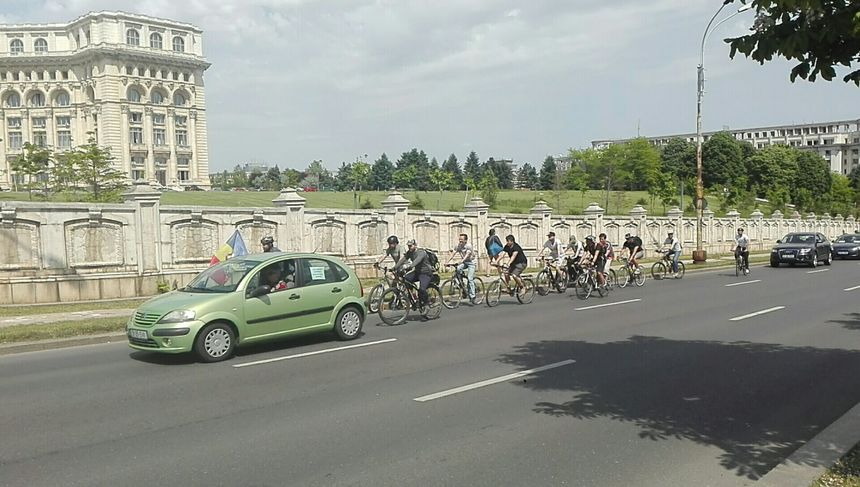 Câteva zeci de şoferi, biciclişti şi motociclişti au participat la protestul pe roţi de la Palatul Parlamentului: "Am eliminat un efect, nu şi cauza”. FOTO. VIDEO