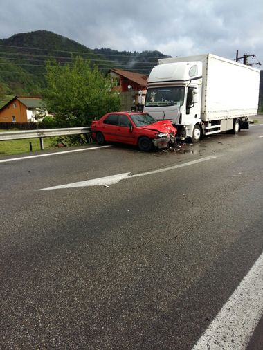 Vâlcea: Fată de 13 ani, rănită într-un accident rutier produs pe DN7