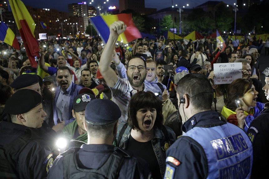 Protest la Guvern faţă de proiectul Legii graţierii care urmează să fie votat luni în Senat, anunţat pentru duminică în Capitală, urmat de un marş spre Parlament