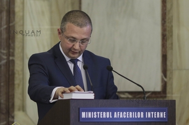 Noii prefecţi de Bucureşti şi Ilfov au depus jurămintele de învestire în funcţie. Prefectul de Ilfov, la ceremonia la care a fost şi Firea: Ca o ironie, am început administraţie cu primarul oraşului Voluntari
