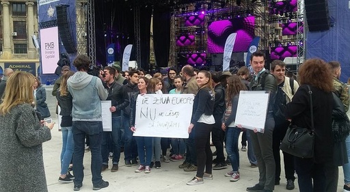 Studenţii Facultăţii de Istorie au protestat la evenimentul de pe esplanada de la Universitate, la care au fost şi Gabriela Firea şi Corina Creţu: De Ziua Europei, nu ne lăsaţi să învăţăm!