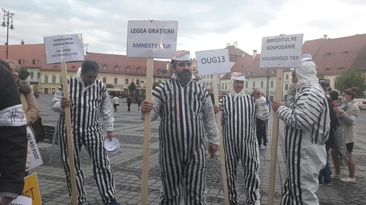 Aproximativ 40 de persoane s-au adunat în centrul Sibiului pentru a marca cea de-a o suta zi de proteste în România