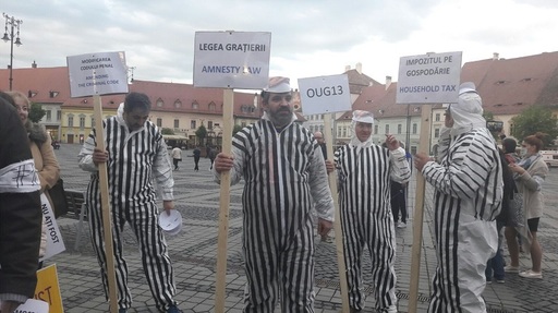Aproximativ 40 de persoane s-au adunat în centrul Sibiului pentru a marca cea de-a o suta zi de proteste în România