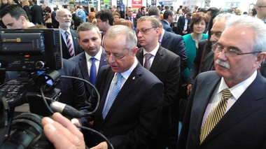 Ministrul Educaţiei nu susţine reintroducerea examenelor de admitere în liceu, dar ia în calcul bacalaureatul diferenţiat - FOTO