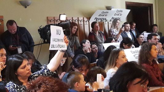 Dezbaterea legii vaccinării: Gruparea antivaccinare ”Cine ne dă înapoi viaţa copiilor care au murit după vaccinare?”. Gruparea provaccinare: "Să ne păzim de acest trend antivaccinist care ucide copiii în România"