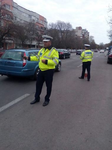 Sute de maşini au fost găsite în trafic cu probleme tehnice, 11 autovehicule ale căror sisteme de frânare şi direcţie erau defecte şi puteau produce accidente au fost retrase din circulaţie
