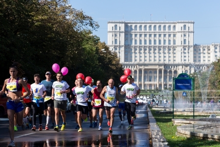 Semimaratonul Bucureşti - Sunt aşteptaţi peste 16.000 de alergători. Circulaţia rutieră în Piaţa Constituţiei şi pe mai multe artere din centrul Capitalei, închisă duminică