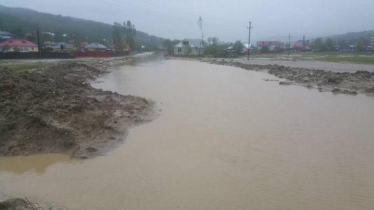 Neamţ: 35 de persoane evacuate în urma inundaţiilor, majoritatea din Munteni, au putut reveni în locuinţe după ce pompierii au evacuat apa
