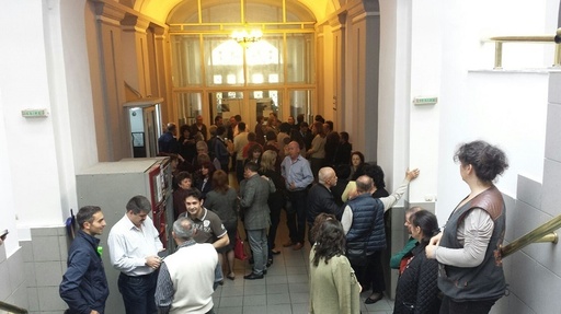 Mii de angajaţi ai Finanţelor au declanşat un protest spontan, nemulţumiţi de legea salarizării. Câteva sute de salariaţi protestează în faţa Ministerului de Finanţe. Protest sub forma ”excesului de zel” în vămi

