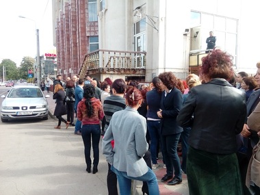 Şi la Galaţi aproape o sută de angajaţi ai Finanţelor Publice protestează, nemulţumiţi de nivelul salariilor - FOTO