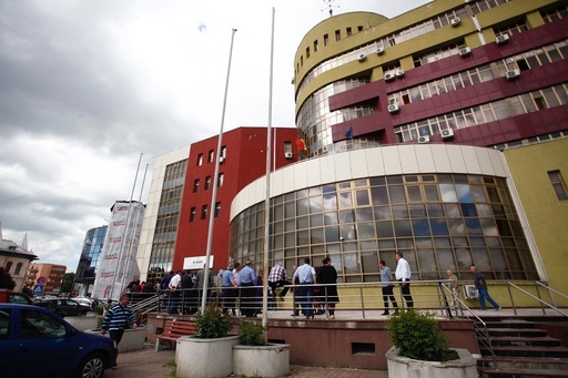 Şi angajaţii Direcţiei de Finanţe Publice Buzău au întrerupt lucrul. Ei spun că salariile le-ar putea scădea şi cu 2.000 de lei - FOTO